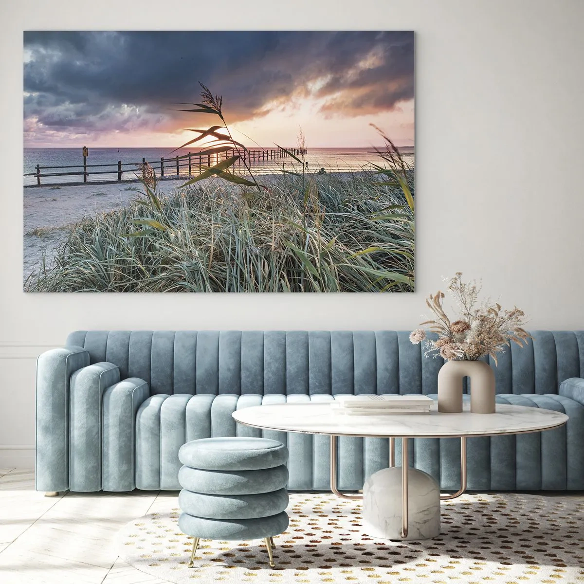 Cuadro sobre vidrio - Impresiones sobre Vidrio - La playa al atardecer con vistas al muelle, rodeada de césped. - 70x50cm - Bailando con el viento - Decoración de pared moderna para salón y dormitorio ARTTOR