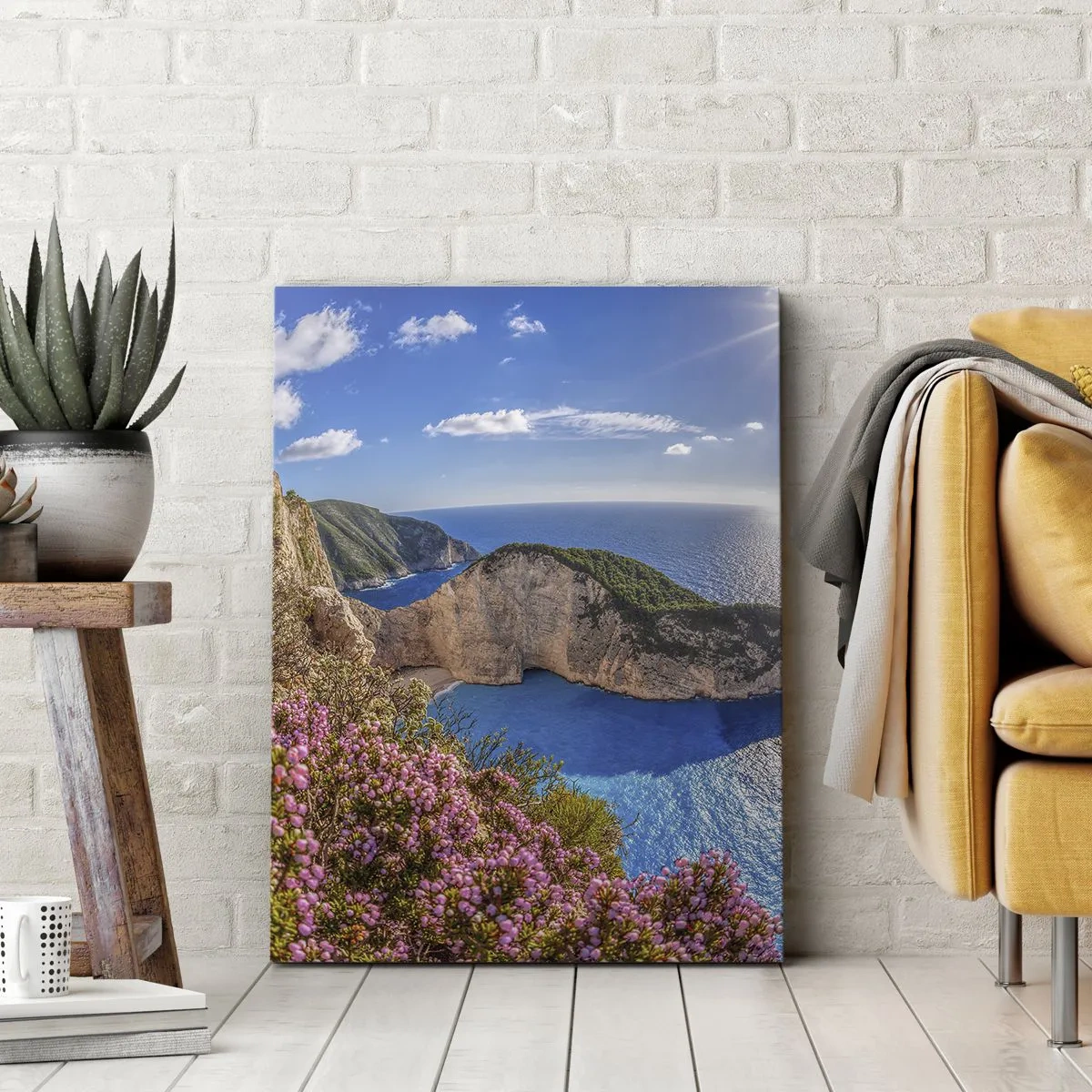 Cuadro sobre lienzo - Impresión de Imagen - Un acantilado con flores, un mar turquesa y un soleado paisaje griego. - 70x100cm - Mis grandes vacaciones en Grecia - Decoración de pared moderna para salón y dormitorio ARTTOR