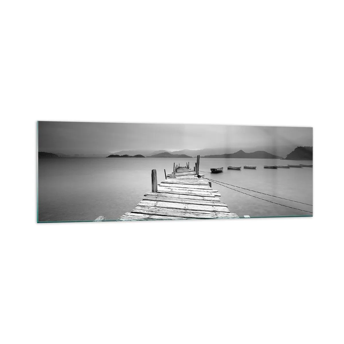 Cuadro sobre vidrio - Impresiones sobre Vidrio - Una vista en blanco y negro de un embarcadero de madera y un lago tranquilo. - 160x50cm - Más allá de las montañas, más allá de los mares - Decoración de pared moderna para salón y dormitorio ARTTOR