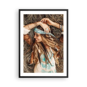 Póster en marco negro - Una mujer de estilo boho con rastas y adornos sobre un fondo de hierba seca. - 50x70cm - El verano del amor - Decoración de pared moderna para salón y dormitorio ARTTOR