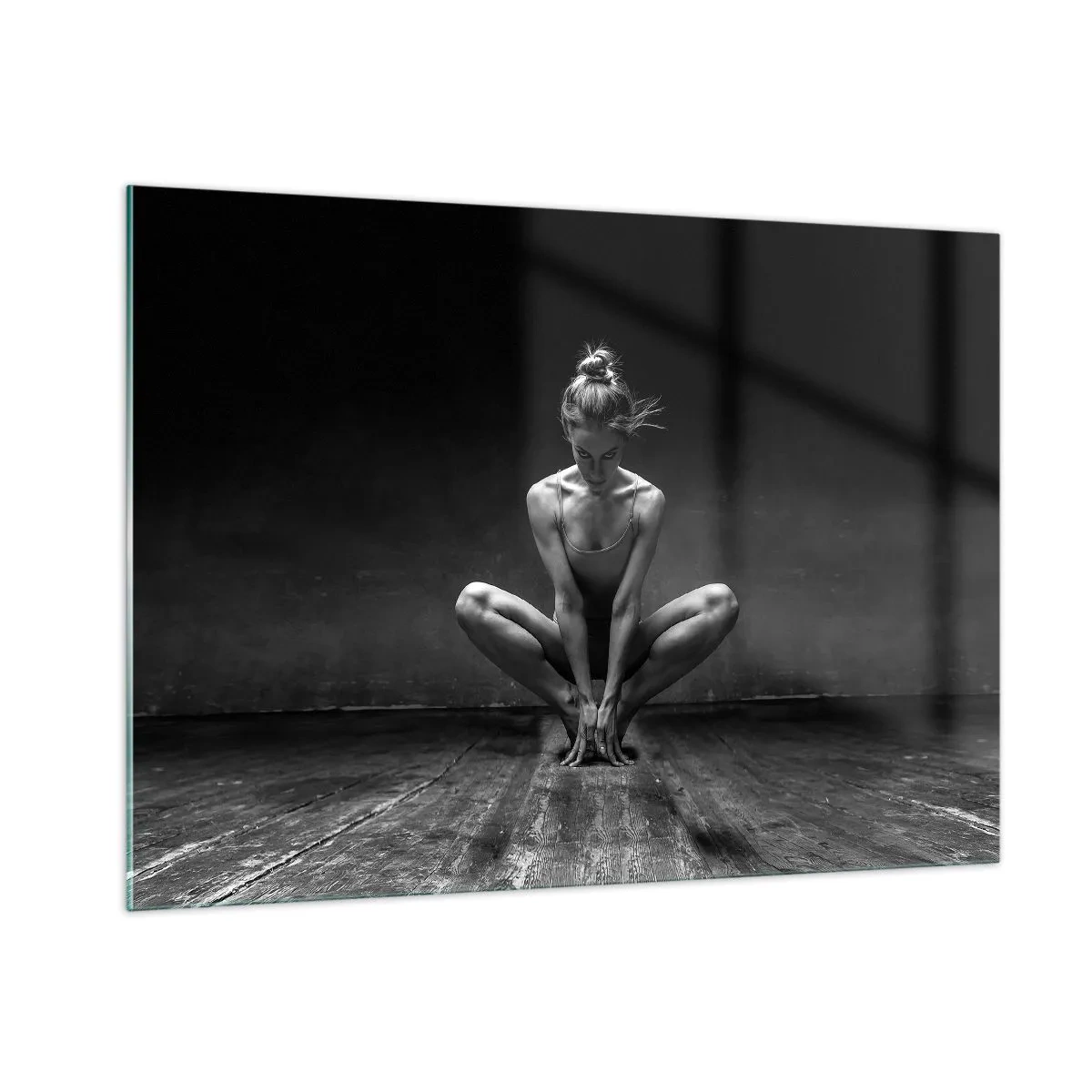 Cuadro sobre vidrio - Impresiones sobre Vidrio - Una bailarina en pose de ballet sobre un suelo de madera. - 100x70cm - Concentración de energía del baile - Decoración de pared moderna para salón y dormitorio ARTTOR