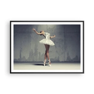 Póster en marco negro - Una bailarina de ballet con un vestido blanco frente a una pared sin rematar. - 100x70cm - Ligero como un pájaro - Decoración de pared moderna para salón y dormitorio ARTTOR
