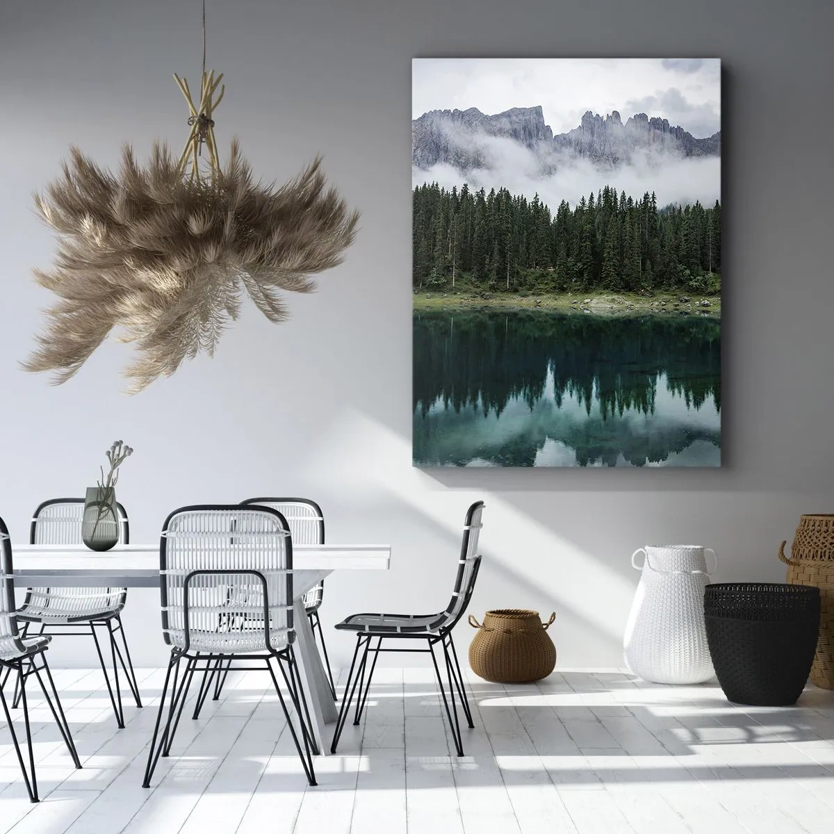 Cuadro sobre lienzo - Impresión de Imagen - Un paisaje de montaña con un bosque y un lago que refleja el cielo. - 50x70cm - Calla, calla, no despertemos al agua dormida.... - Decoración de pared moderna para salón y dormitorio ARTTOR