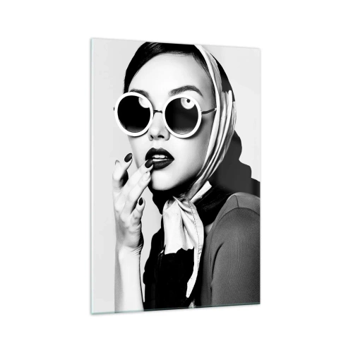 Cuadro sobre vidrio - Impresiones sobre Vidrio - Retrato en blanco y negro de una mujer con gafas y pañuelo en la cabeza. - 70x100cm - Saludos desde los años 60 - Decoración de pared moderna para salón y dormitorio ARTTOR