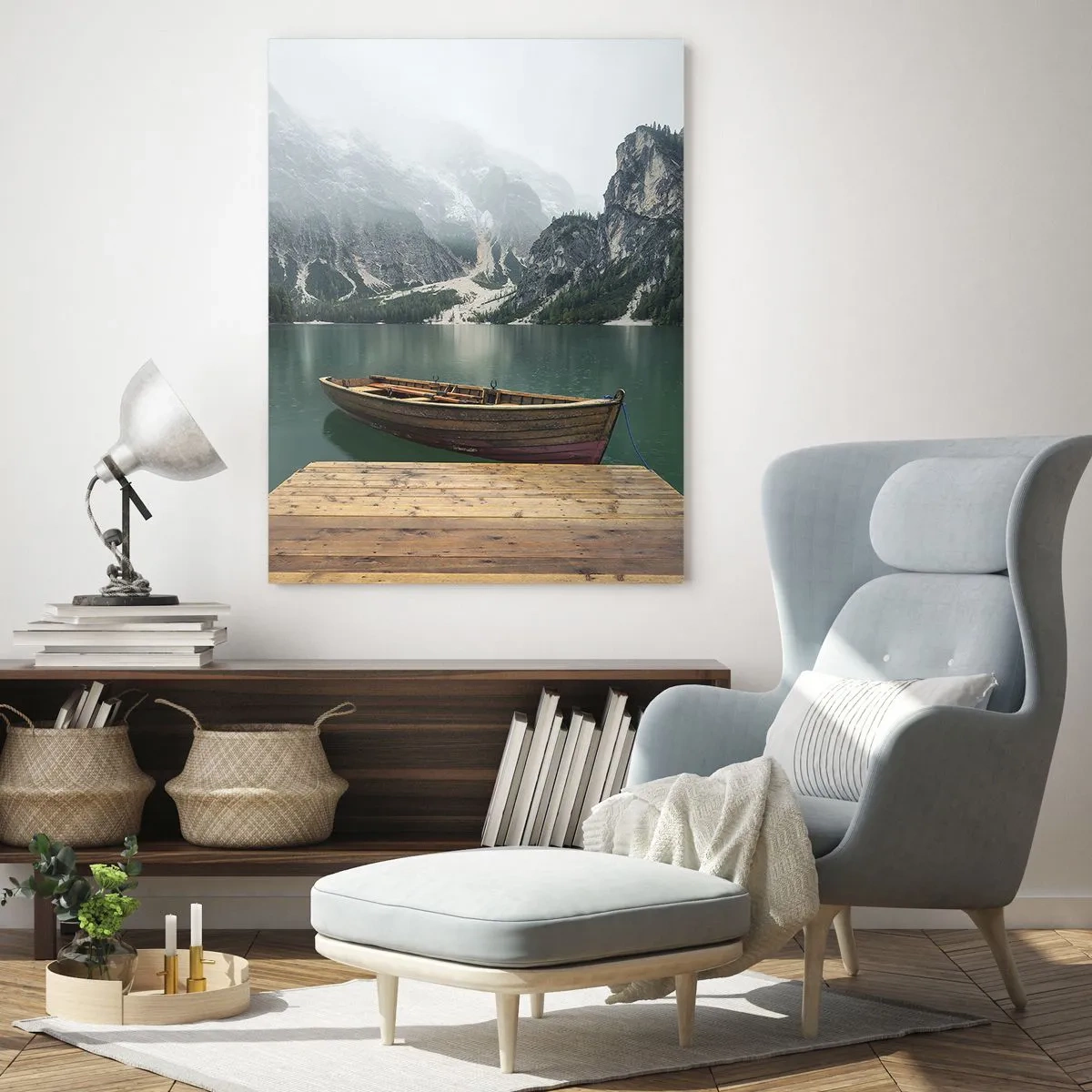 Cuadro sobre vidrio - Impresiones sobre Vidrio - Un barco en los muelles de un lago en un paisaje montañoso con niebla. - 50x70cm - Paisaje inolvidable - Decoración de pared moderna para salón y dormitorio ARTTOR
