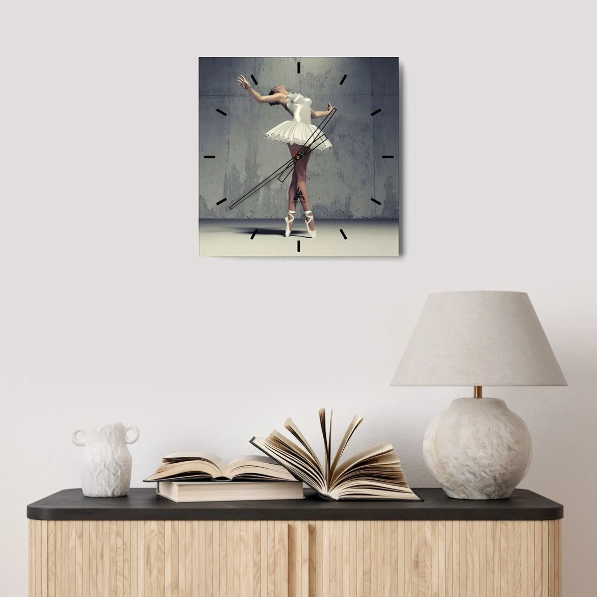 Reloj de pared - Reloj de vidrio - Una bailarina de ballet con un vestido blanco frente a una pared sin rematar. - 30x30cm - Ligero como un pájaro - Decoración de pared moderna para salón y dormitorio ARTTOR