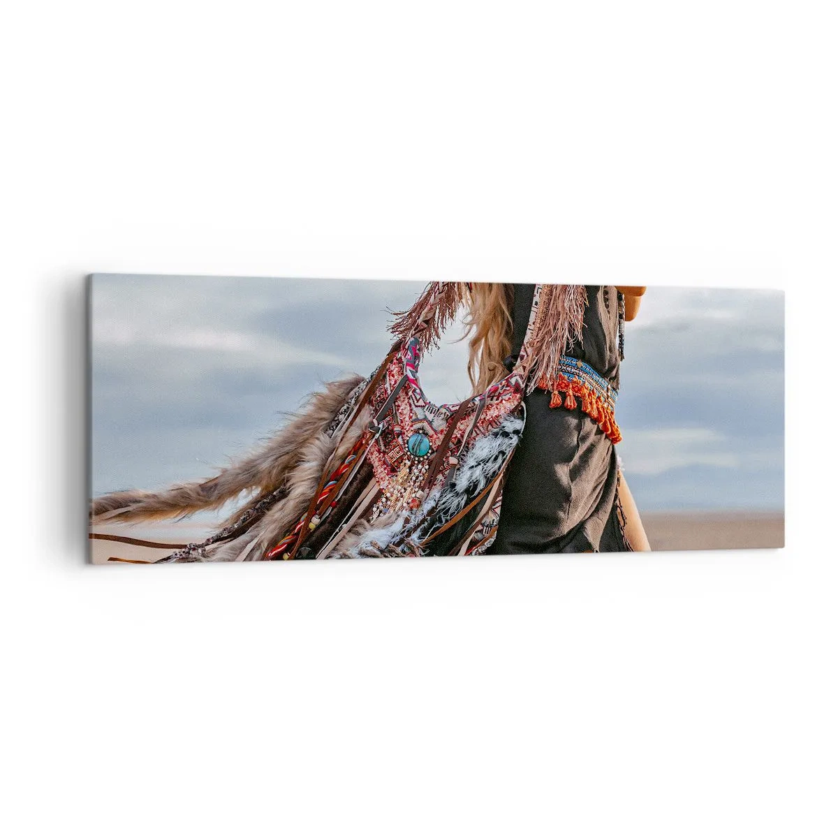 Cuadro sobre lienzo - Impresión de Imagen - Una mujer con estilo boho con detalles de plumas y joyas. - 140x50cm - La chamana - Decoración de pared moderna para salón y dormitorio ARTTOR