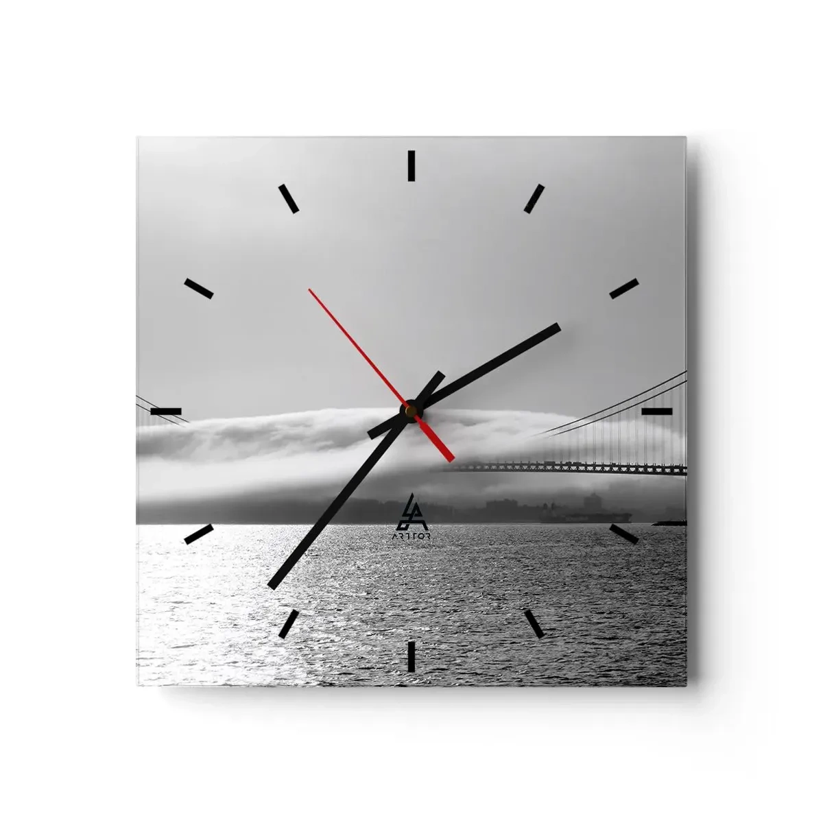 Reloj de pared - Reloj de vidrio - Un puente sobre el agua envuelto en niebla en una toma en blanco y negro. - 30x30cm - Navegue por el Golden Gate - Decoración de pared moderna para salón y dormitorio ARTTOR