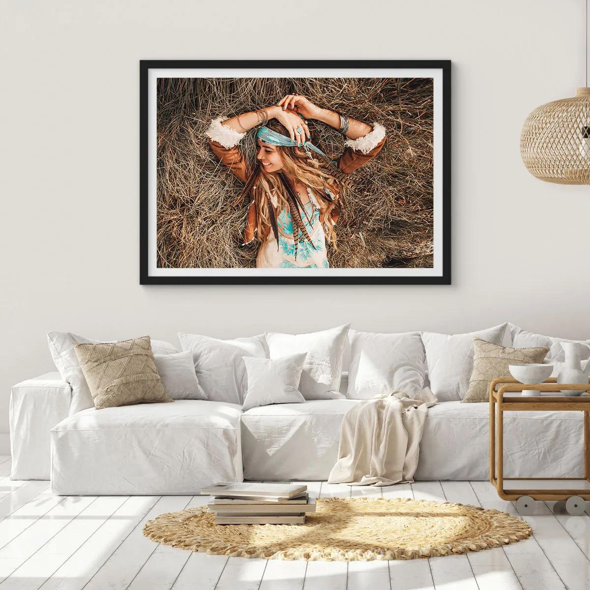 Póster en marco negro - Mujer de estilo boho tumbada sobre el heno - 70x50cm - El verano del amor - Decoración de pared moderna para salón y dormitorio ARTTOR