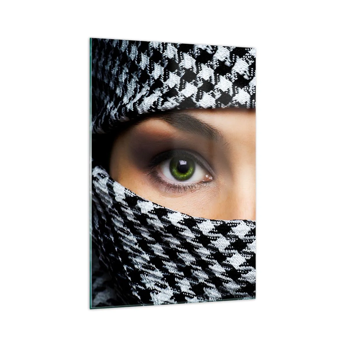 Cuadro sobre vidrio - Impresiones sobre Vidrio - Los ojos verdes de una mujer están ocultos tras una tela estampada en blanco y negro. - 70x100cm - Hermosa mirada de ojos verdes - Decoración de pared moderna para salón y dormitorio ARTTOR
