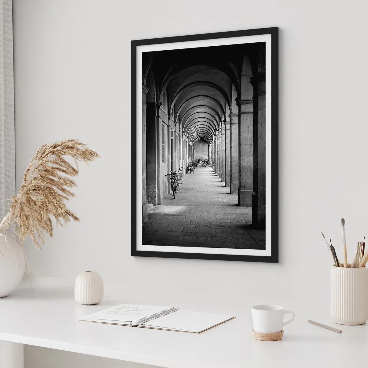 Póster en marco negro - Arquitectura en blanco y negro de las arcadas - 50x70cm - Resguardo bajo los arcos - Decoración de pared moderna para salón y dormitorio ARTTOR