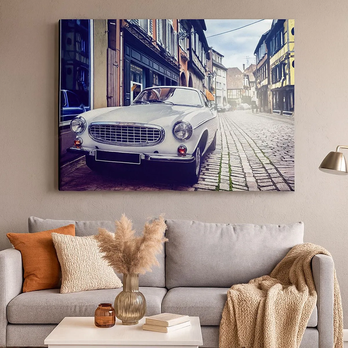 Cuadro sobre lienzo - Impresión de Imagen - Un coche blanco clásico en una calle adoquinada de la ciudad. - 70x50cm - El pasado está aquí - Decoración de pared moderna para salón y dormitorio ARTTOR