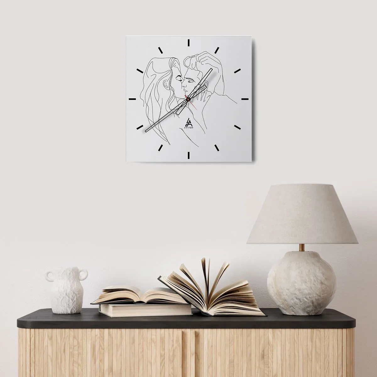 Reloj de pared - Reloj de vidrio - El contorno de una pareja besándose sobre un fondo claro. - 30x30cm - Alineados - Decoración de pared moderna para salón y dormitorio ARTTOR
