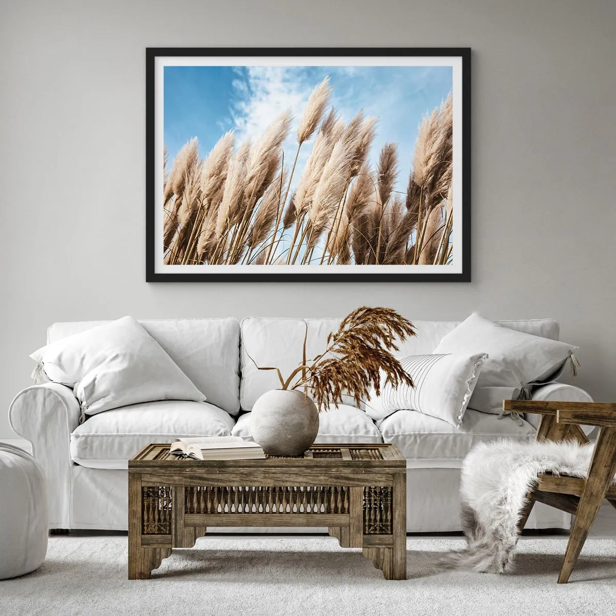Póster en marco negro - Delicadas hierbas de la pampa contra un cielo azul con nubes ligeras - 70x50cm - Una caricia soleada y ventosa - Decoración de pared moderna para salón y dormitorio ARTTOR