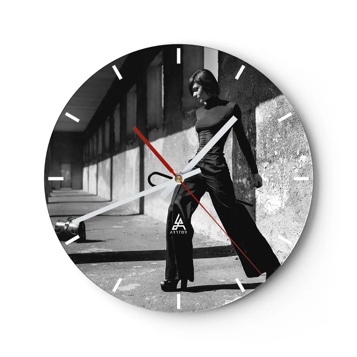 Reloj de pared - Reloj de vidrio - Fotografía en blanco y negro de una mujer con un atuendo elegante en un entorno industrial. - 30x30cm - Elegancia urbana - Decoración de pared moderna para salón, cocina y dormitorio ARTTOR