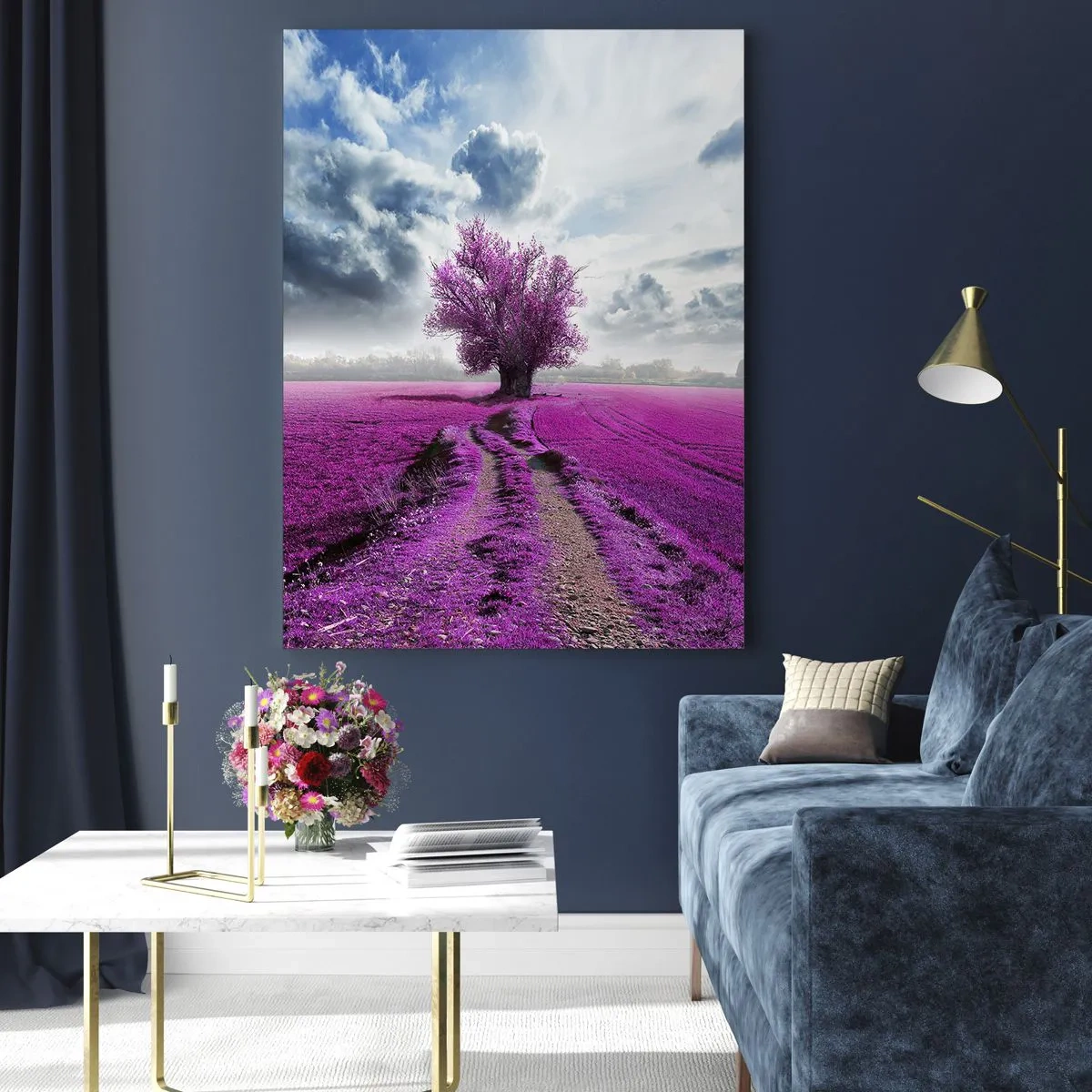 Cuadro sobre vidrio - Impresiones sobre Vidrio - Un árbol en un campo de brezos bajo un cielo dinámico. - 50x70cm - El brezal - un encanto - Decoración de pared moderna para salón y dormitorio ARTTOR