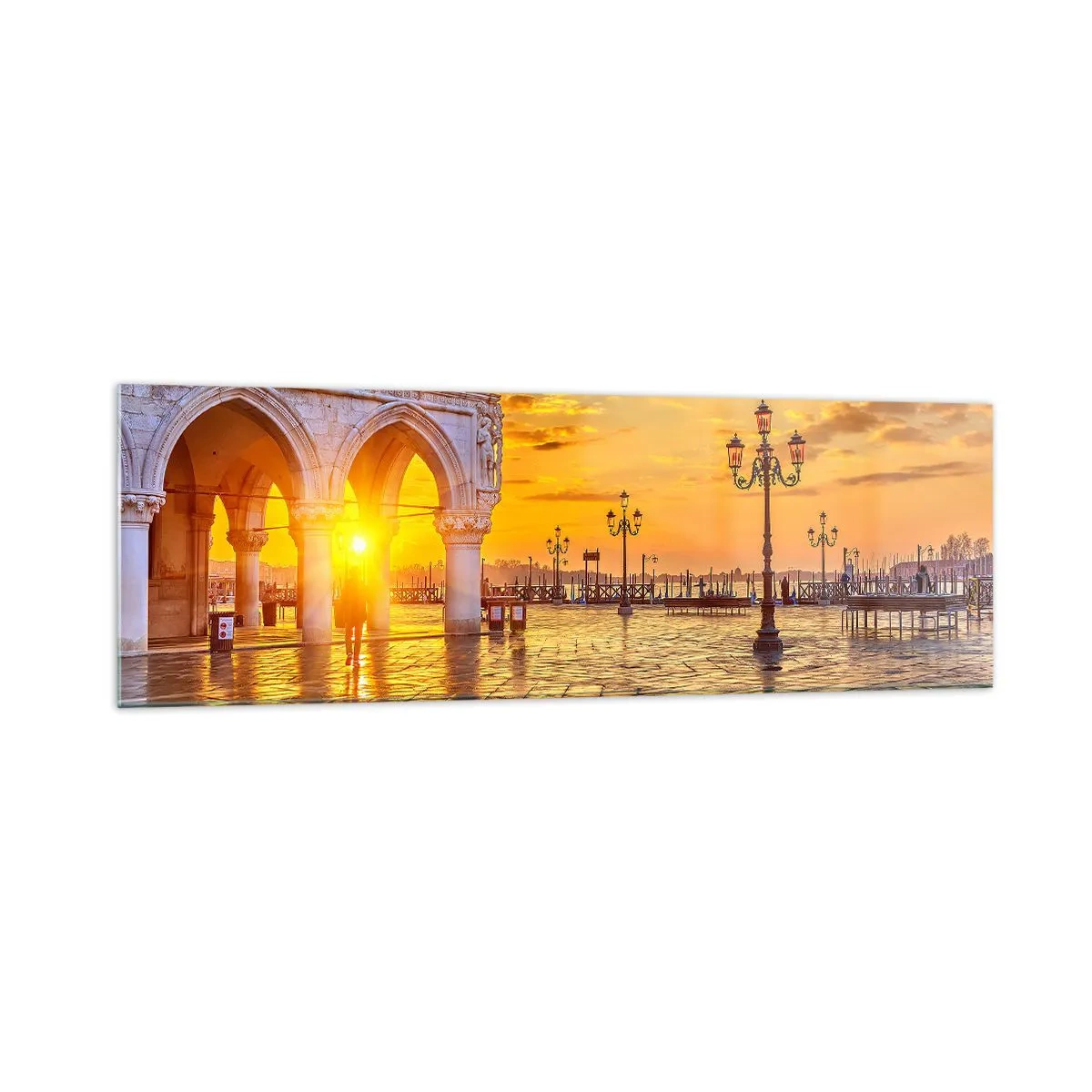 Cuadro sobre vidrio - Impresiones sobre Vidrio - Atardecer dorado en la plaza de la ciudad con arcadas y farolas - 160x50cm - ¿Dónde están todos? - Decoración de pared moderna para salón y dormitorio ARTTOR