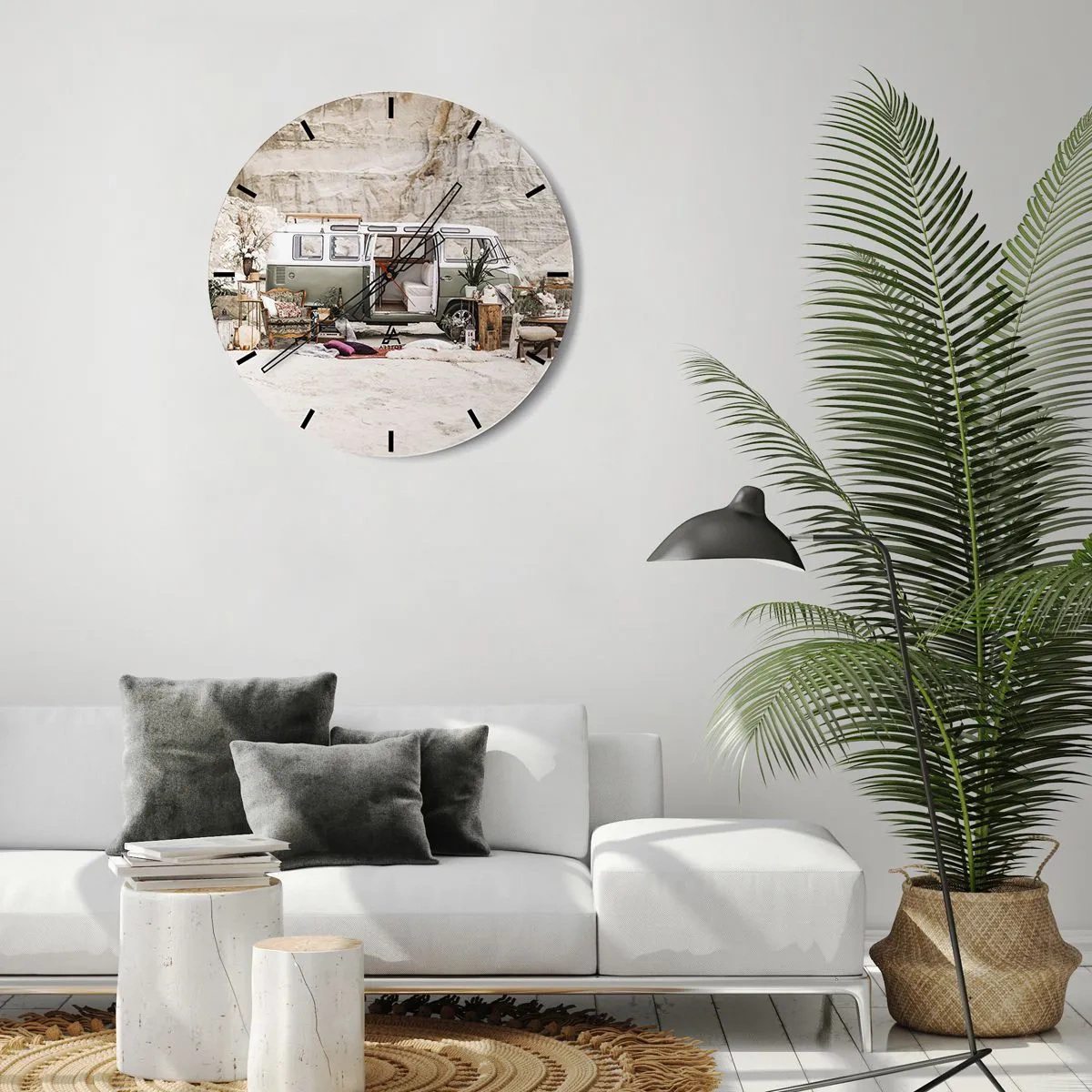 Reloj de pared - Reloj de vidrio - Una autocaravana con elementos decorativos sobre un fondo de paisaje natural. - 30x30cm - Hora de empezar el viaje - Decoración de pared moderna para salón, cocina y dormitorio ARTTOR