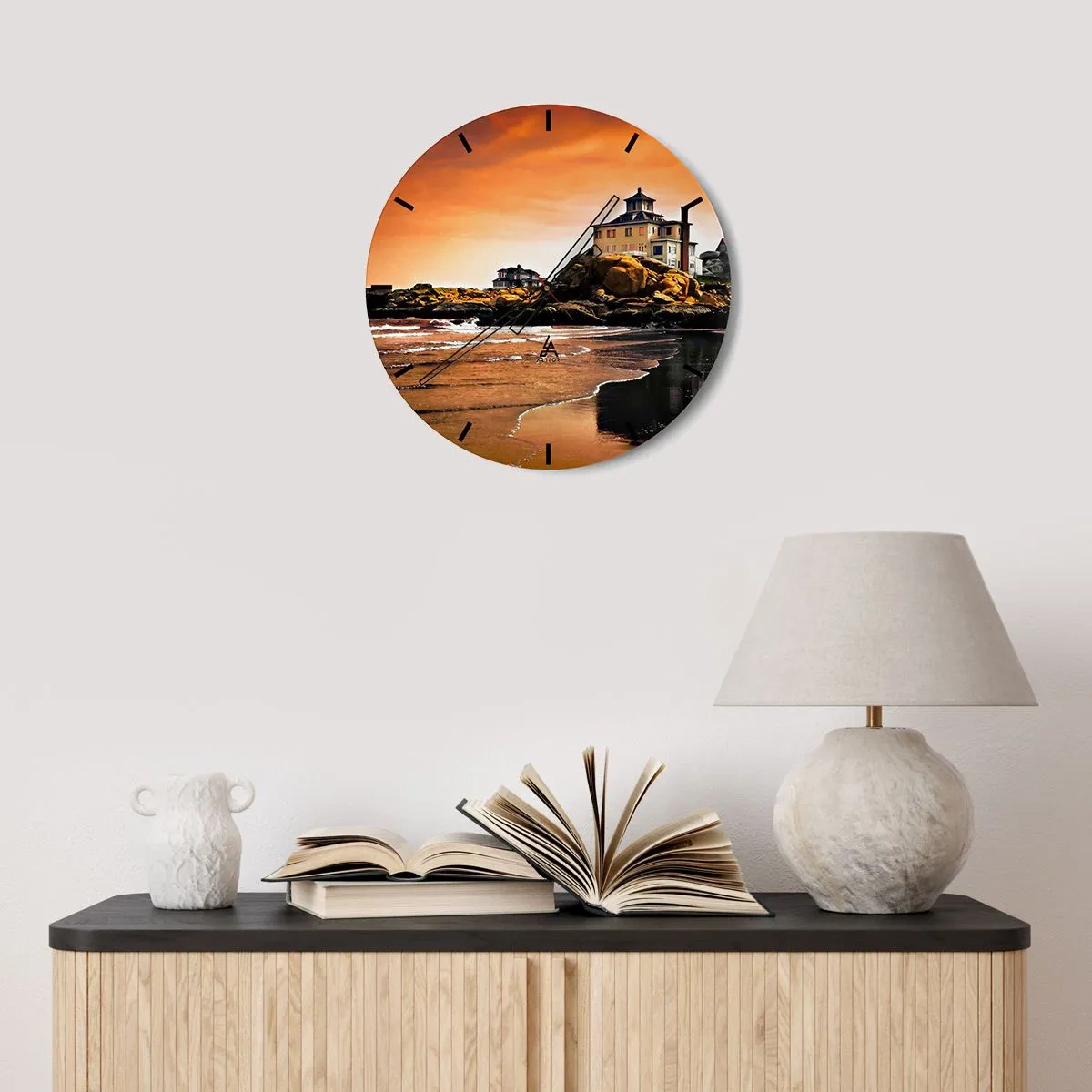 Reloj de pared - Reloj de vidrio - Una casa en una costa rocosa al atardecer. - 30x30cm - La elegancia de la costa oeste - Decoración de pared moderna para salón, cocina y dormitorio ARTTOR
