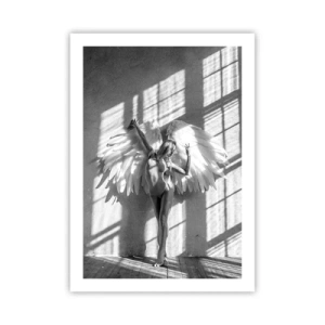 Póster - Fotografía en blanco y negro de una mujer con alas de ángel. - 50x70cm - Directamente desde el cielo - Decoración de pared moderna para salón y dormitorio ARTTOR
