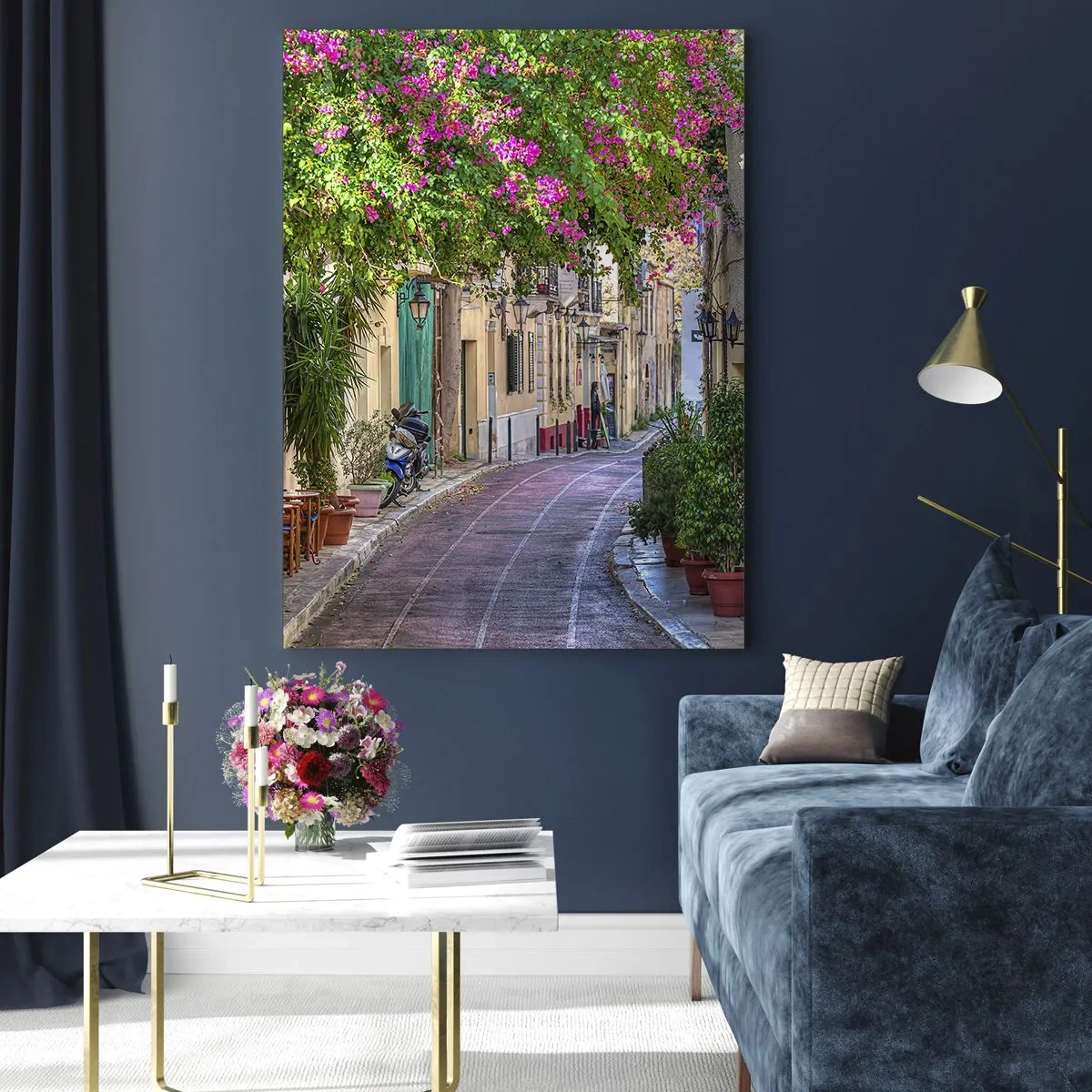 Cuadro sobre vidrio - Impresiones sobre Vidrio - Una calle encantadora con vides en flor y mesas de café. - 80x120cm - Un callejón floreciente - Decoración de pared moderna para salón y dormitorio ARTTOR