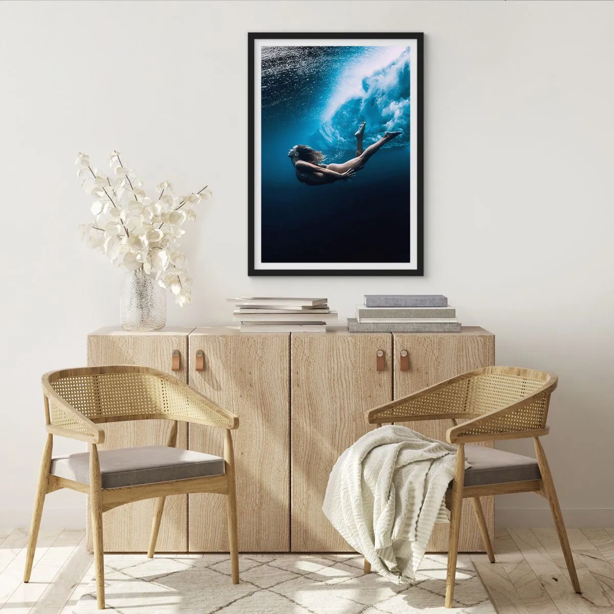 Póster en marco negro - Una sirena contemporánea - 30x40 cm