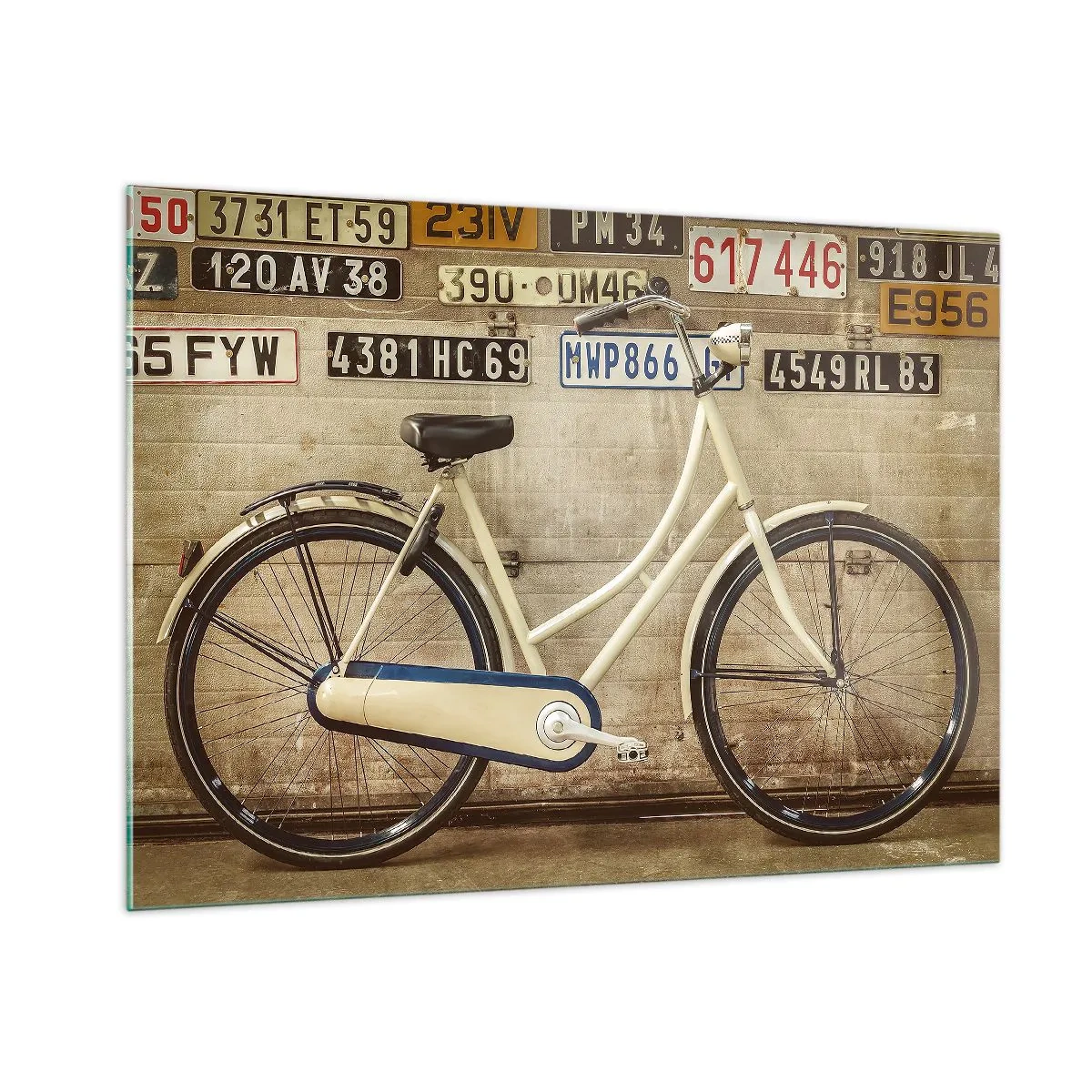 Cuadro sobre vidrio - Impresiones sobre Vidrio - Una bicicleta vieja contra una pared con matrículas. - 100x70cm - No hay complejos - Decoración de pared moderna para salón y dormitorio ARTTOR