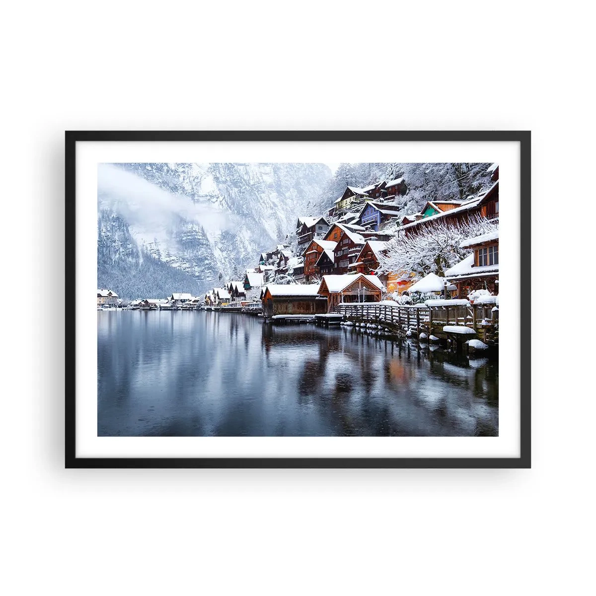 Póster en marco negro - Vista invernal de un pueblo de montaña junto al lago. - 70x50cm - En un decorado de invierno - Decoración de pared moderna para salón y dormitorio ARTTOR