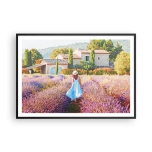 Póster en marco negro - Una mujer con un vestido azul caminando por un campo de lavanda con vistas a una casa. - 100x70cm - La chica de la lavanda - Decoración de pared moderna para salón y dormitorio ARTTOR
