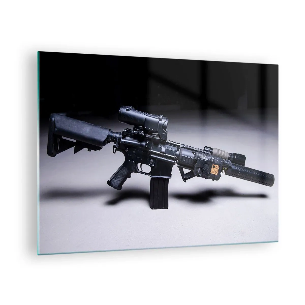 Cuadro sobre vidrio - Impresiones sobre Vidrio - Un rifle de asalto negro con accesorios sobre un fondo claro. - 70x50cm - Un caballero oscuro - Decoración de pared moderna para salón y dormitorio ARTTOR