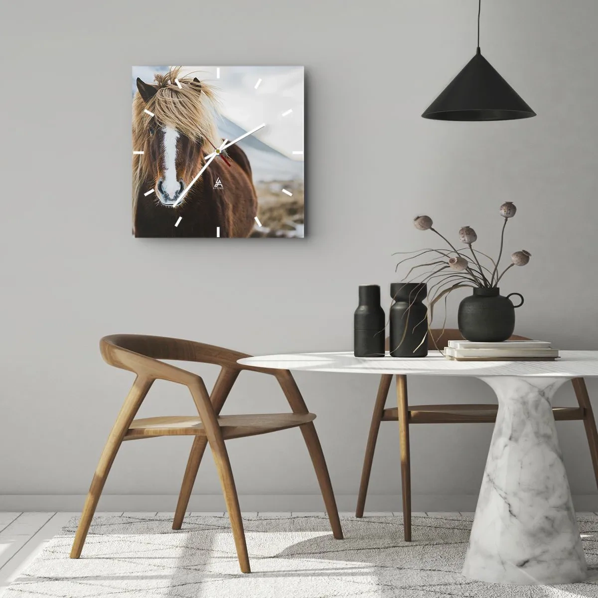 Reloj de pared - Reloj de vidrio - Caballo islandés frente a un paisaje montañoso - 30x30cm - ¿Puedes sentir la libertad? - Decoración de pared moderna para salón y dormitorio ARTTOR