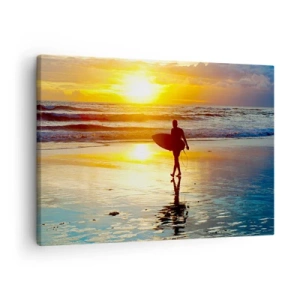 Cuadro sobre lienzo - Impresión de Imagen - Un surfista caminando por la playa al atardecer con una tabla en la mano. - 70x50cm - El regreso del guerrero - Decoración de pared moderna para salón y dormitorio ARTTOR