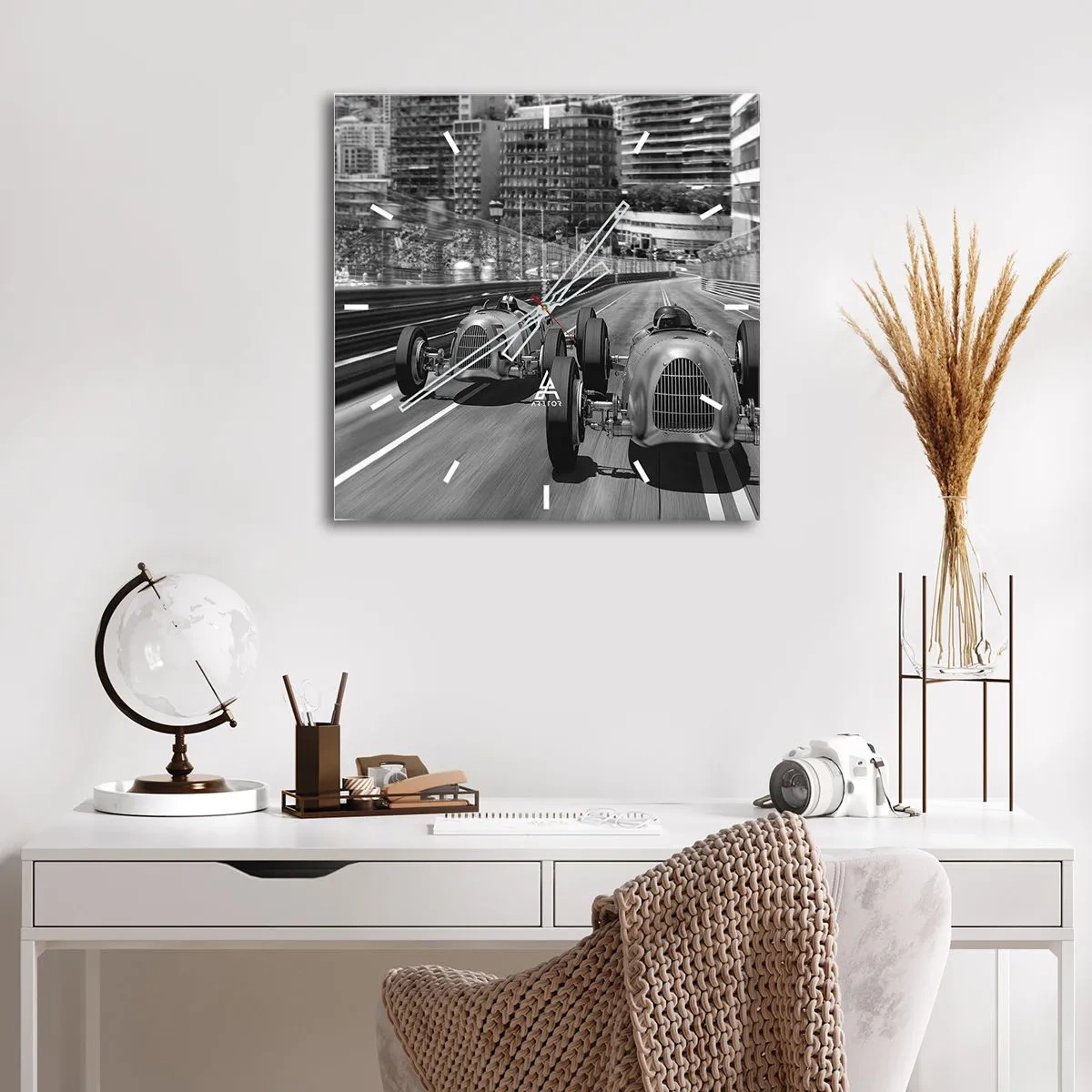 Reloj de pared - Reloj de vidrio - Escena de carrera de coches retro monocromática - 30x30cm - Érase una vez en Montecarlo - Decoración de pared moderna para salón y dormitorio ARTTOR