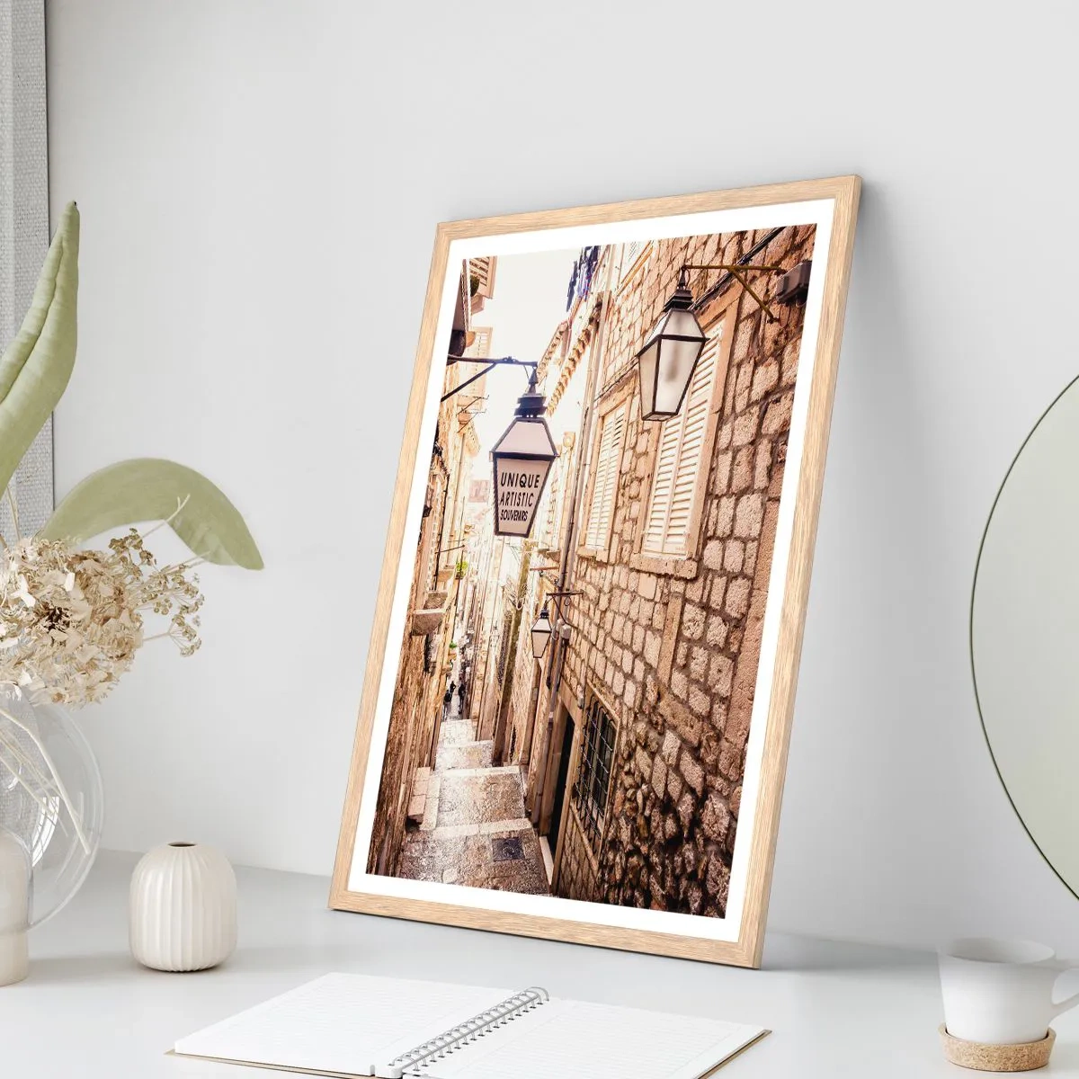 Póster en marco roble claro - Un callejón encantador - 50x70 cm