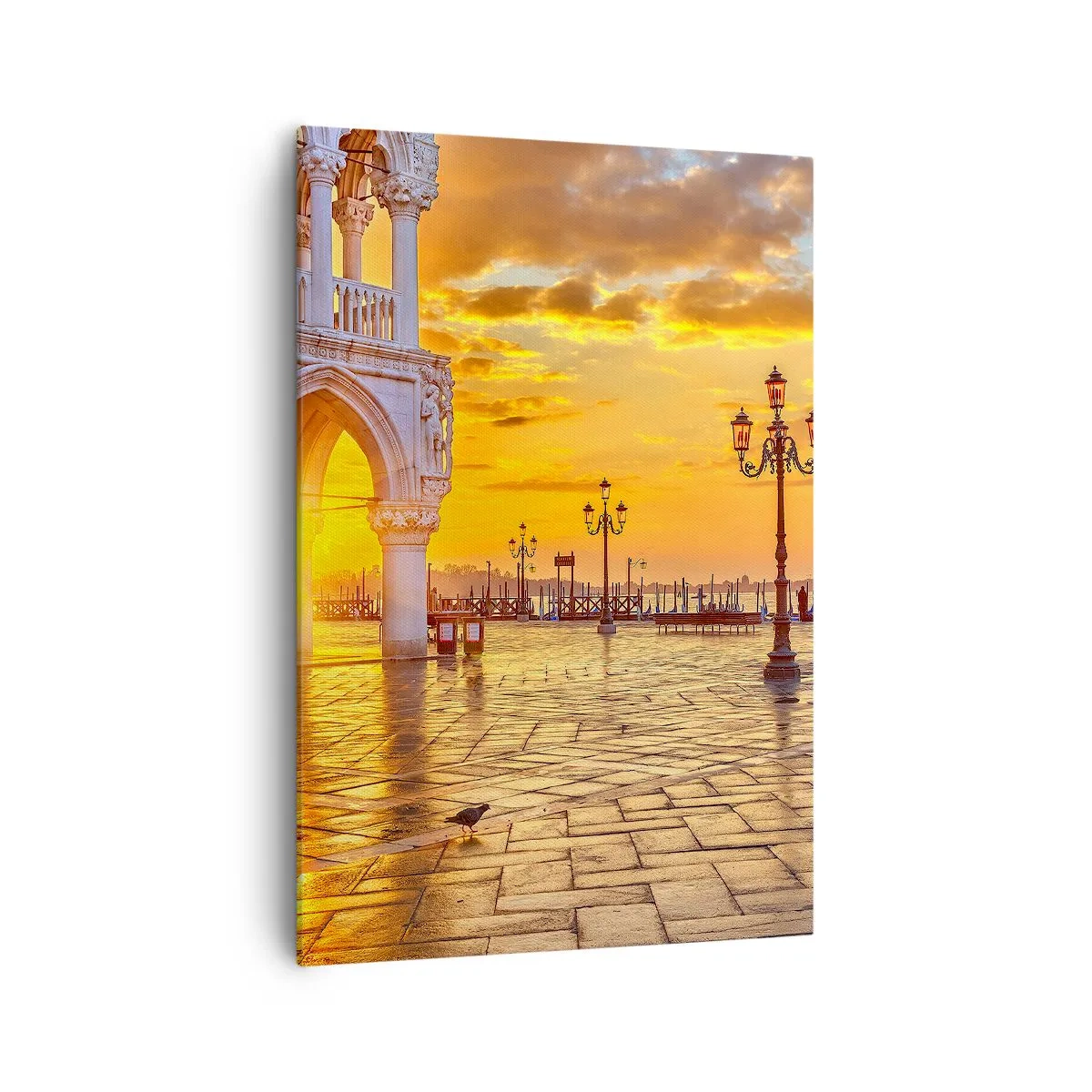 Cuadro sobre lienzo - Impresión de Imagen - Atardecer dorado en la plaza de la ciudad con arcadas y farolas - 70x100cm - ¿Dónde están todos? - Decoración de pared moderna para salón y dormitorio ARTTOR