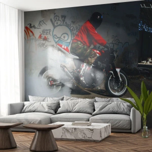 Fotomural Standard Eco - Un motociclista realizando un burnout en un edificio abandonado. - 100x70cm - ¡Persígueme! - Decoración de pared moderna para salón y dormitorio ARTTOR