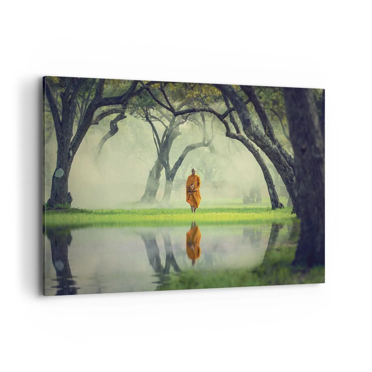 Cuadro sobre lienzo - Impresión de Imagen - Un monje con una túnica naranja en un bosque con un fondo brumoso y reflejo en el agua. - 120x80cm - En el camino de la iluminación - Decoración de pared moderna para salón y dormitorio ARTTOR