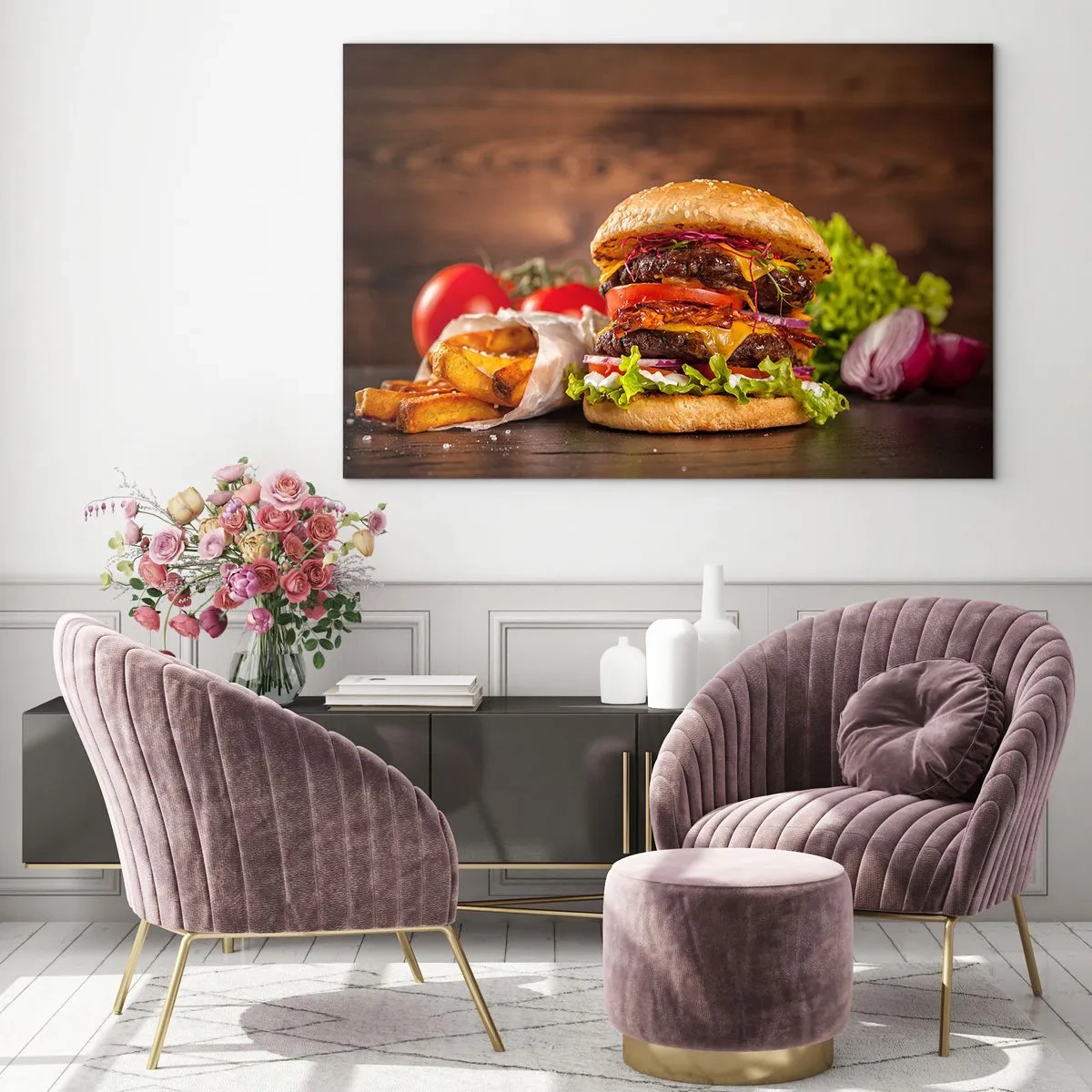 Cuadro sobre vidrio - Impresiones sobre Vidrio - Hamburguesa jugosa con aderezos y papas fritas sobre un fondo de madera. - 120x80cm - Fruta prohibida - Decoración de pared moderna para salón y dormitorio ARTTOR