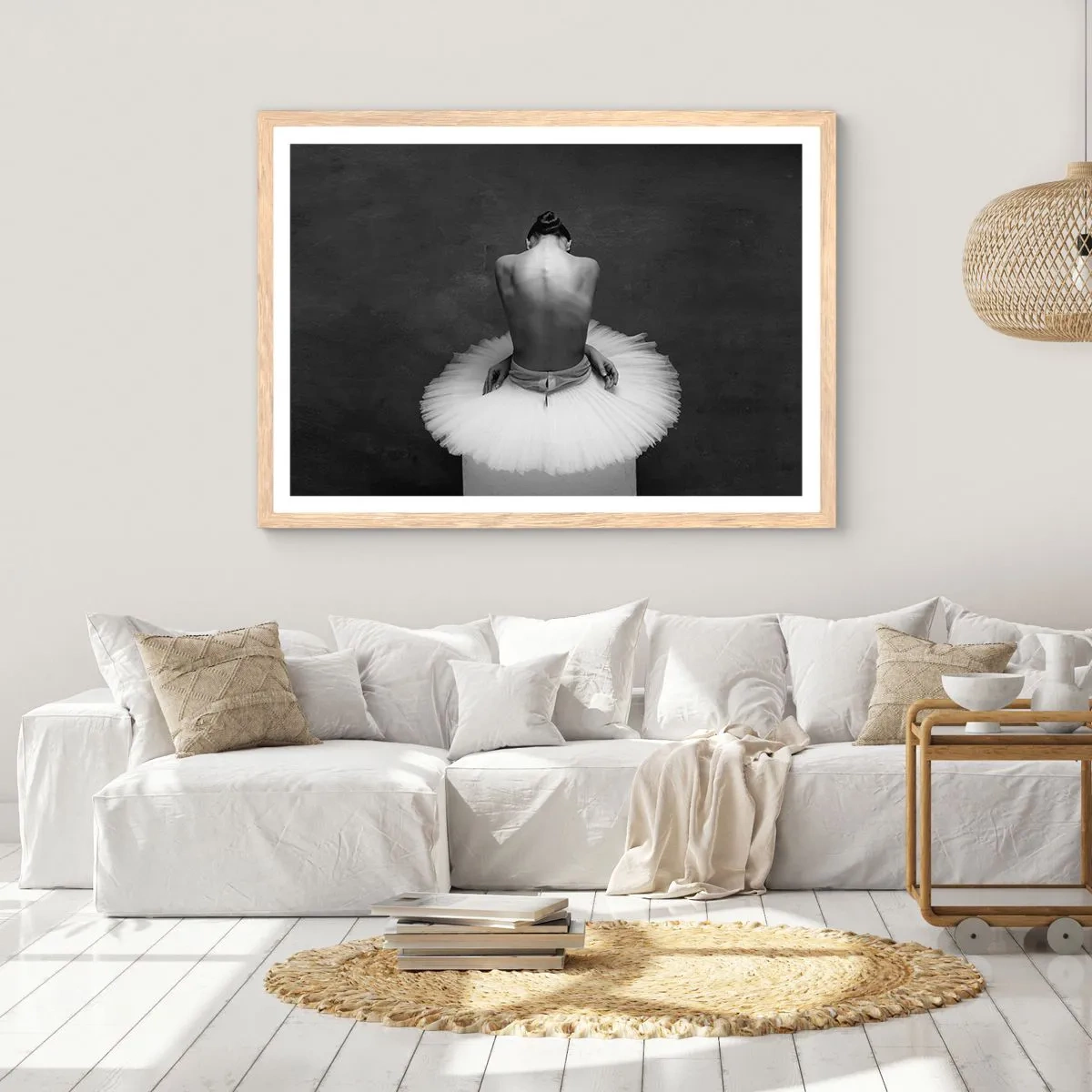 Póster en marco roble claro - Rodeada de pétalos - 70x50 cm