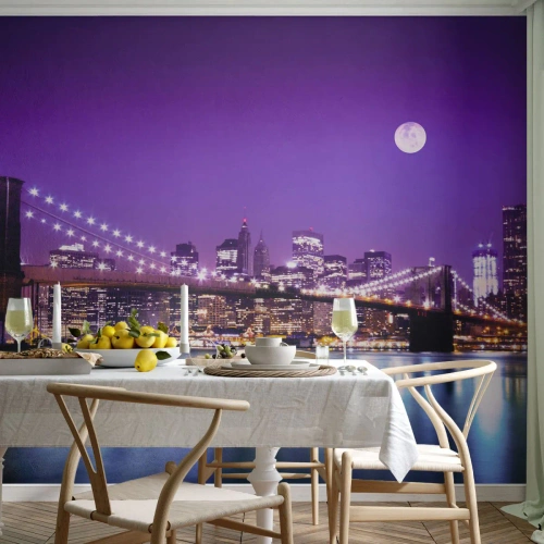 Fotomural Standard Eco - El puente de Brooklyn y el horizonte de Nueva York por la noche - 100x70cm - Las luces de una gran ciudad en púrpura - Decoración de pared moderna para salón y dormitorio ARTTOR
