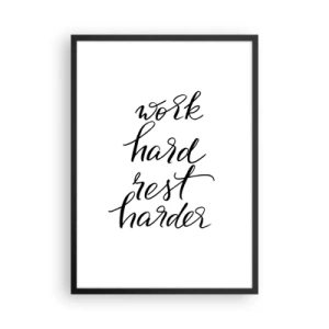 Póster en marco negro - Inscripción motivacional «Trabaja duro, descansa más duro» sobre un fondo blanco. - 50x70cm - Balance de vida - Decoración de pared moderna para salón y dormitorio ARTTOR