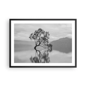 Póster en marco negro - Un árbol solitario reflejado en el agua con montañas al fondo. - 70x50cm - Existe tal lugar en el mundo - Decoración de pared moderna para salón y dormitorio ARTTOR