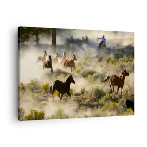 Cuadro sobre lienzo - Impresión de Imagen - Una manada de caballos salvajes galopando a través del polvo y la vegetación. - 70x50cm - Rivalidad: ¿libertad o fuerza? - Decoración de pared moderna para salón y dormitorio ARTTOR