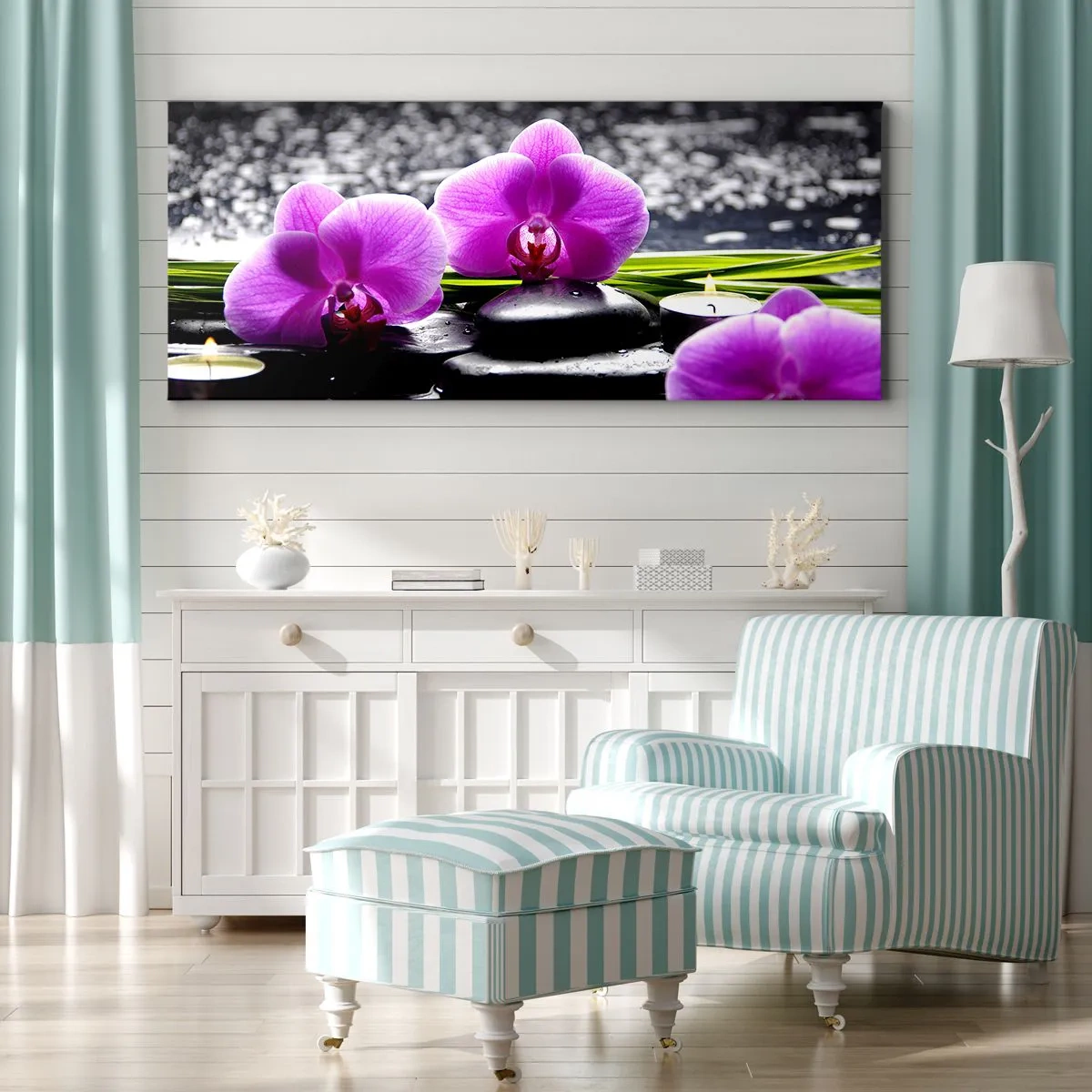 Cuadro sobre lienzo - Impresión de Imagen - Orquídeas moradas sobre un fondo de piedras y velas en un entorno relajante. - 140x50cm - Ahogarse en la paz y la tranquilidad - Decoración de pared moderna para salón y dormitorio ARTTOR