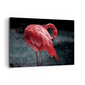 Cuadro sobre lienzo - Impresión de Imagen - Un flamenco rosa sobre un fondo verde oscuro. - 120x80cm - Un poema carmesí de la naturaleza - Decoración de pared moderna para salón y dormitorio ARTTOR