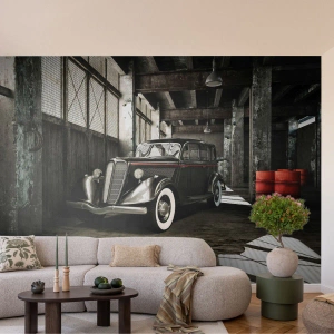 Fotomural Standard Eco - Un coche clásico en un garaje industrial abandonado - 100x70cm - La elegancia perdurable de los años 30. - Decoración de pared moderna para salón y dormitorio ARTTOR