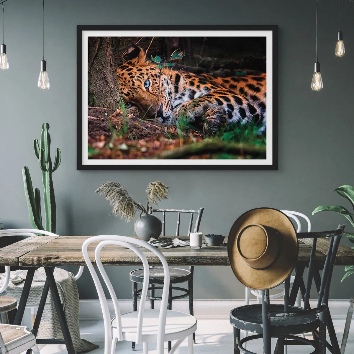 Póster en marco negro - Un leopardo tumbado a la sombra de los árboles. - 70x50cm - Confía en mí - Decoración de pared moderna para salón y dormitorio ARTTOR