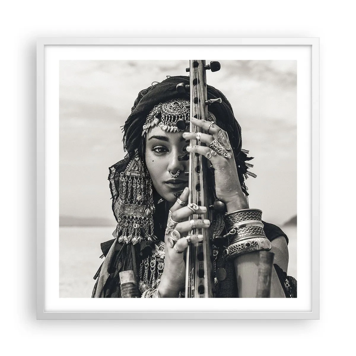 Póster en marco blanco - La música propia de Oriente - 60x60 cm