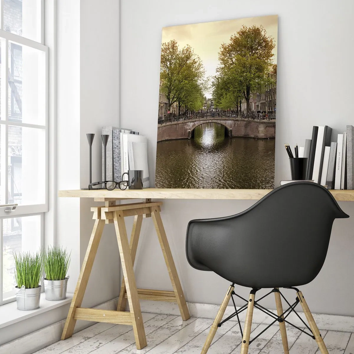 Cuadro sobre vidrio - Impresiones sobre Vidrio - Un canal y un puente rodeados de casas de vecindad en Ámsterdam - 50x70cm - ¿En barco o en bicicleta? - Decoración de pared moderna para salón y dormitorio ARTTOR