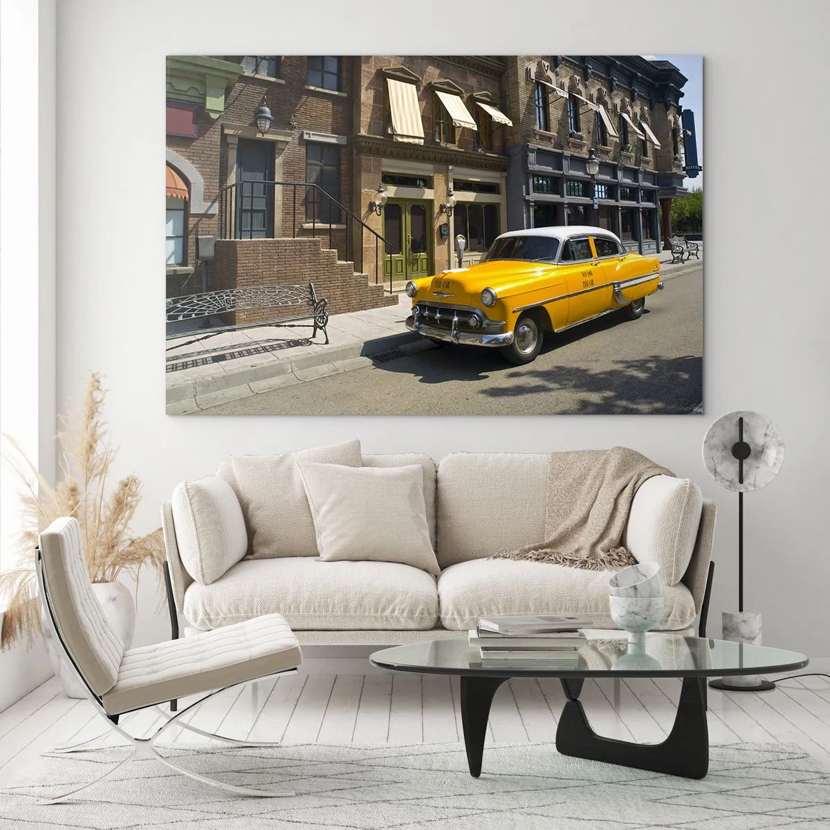 Cuadro sobre vidrio - Impresiones sobre Vidrio - Un taxi amarillo con el telón de fondo de una casa de vecindad clásica. - 100x70cm - Érase una vez en América - Decoración de pared moderna para salón y dormitorio ARTTOR